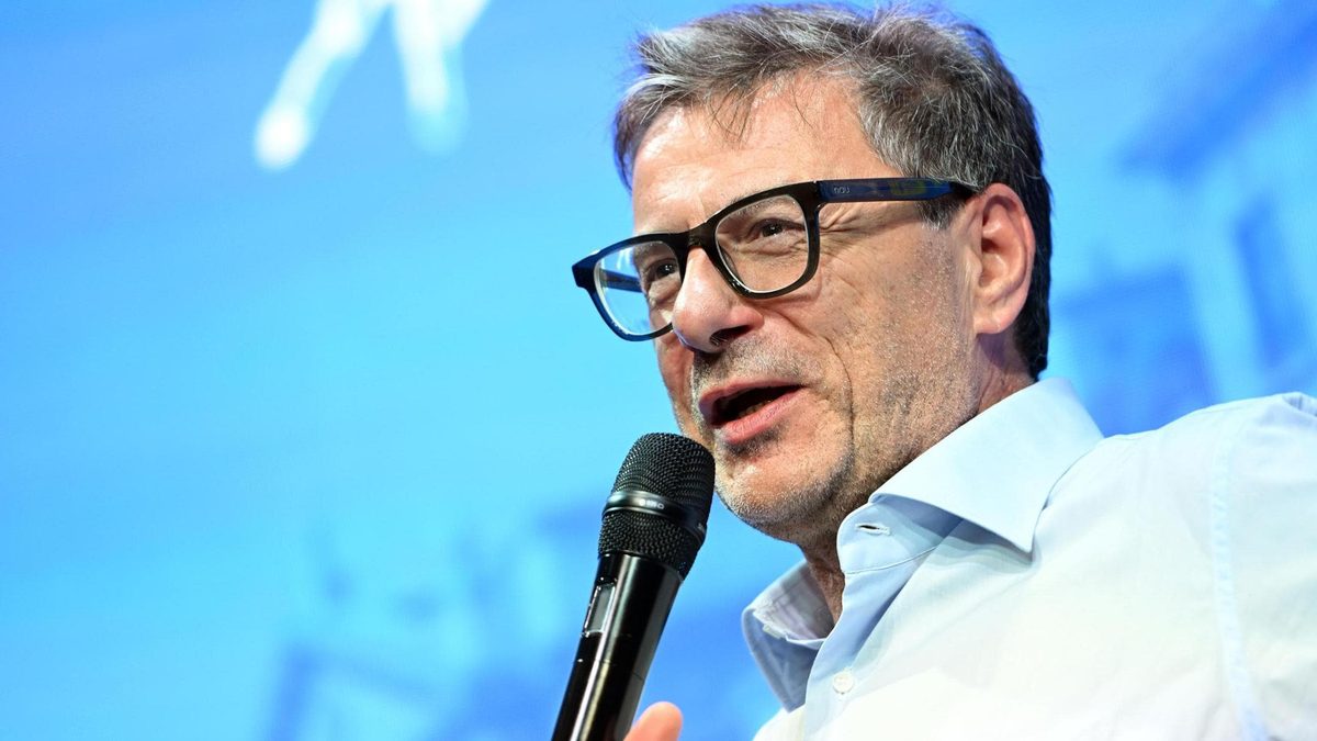 Giorgetti: “Con l’aumento dei tassi tenere sotto controllo il debito. Flat tax? È sul tavolo”