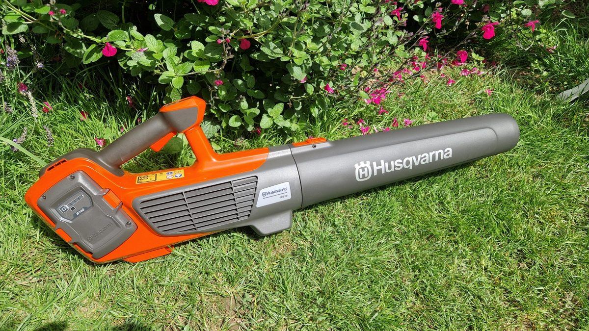 Husqvarna 122iB Review