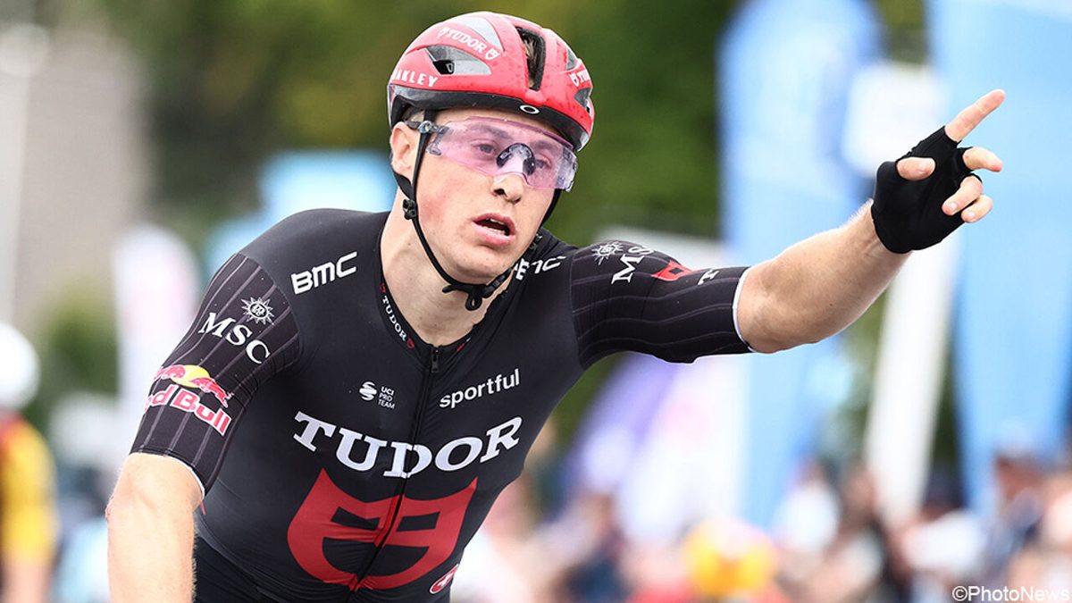 Arvid de Kleijn snelt met hectische sprint naar overwinning in GP de Fourmies na donkere periode