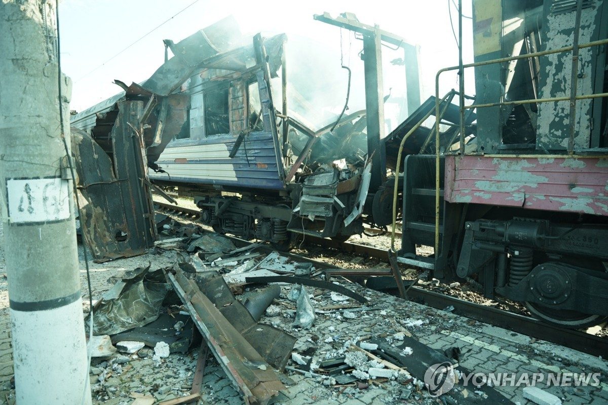 러, 폴란드 2㎞ 앞 공습…영국·스웨덴 전 총리 탄 열차 맞을뻔(종합)