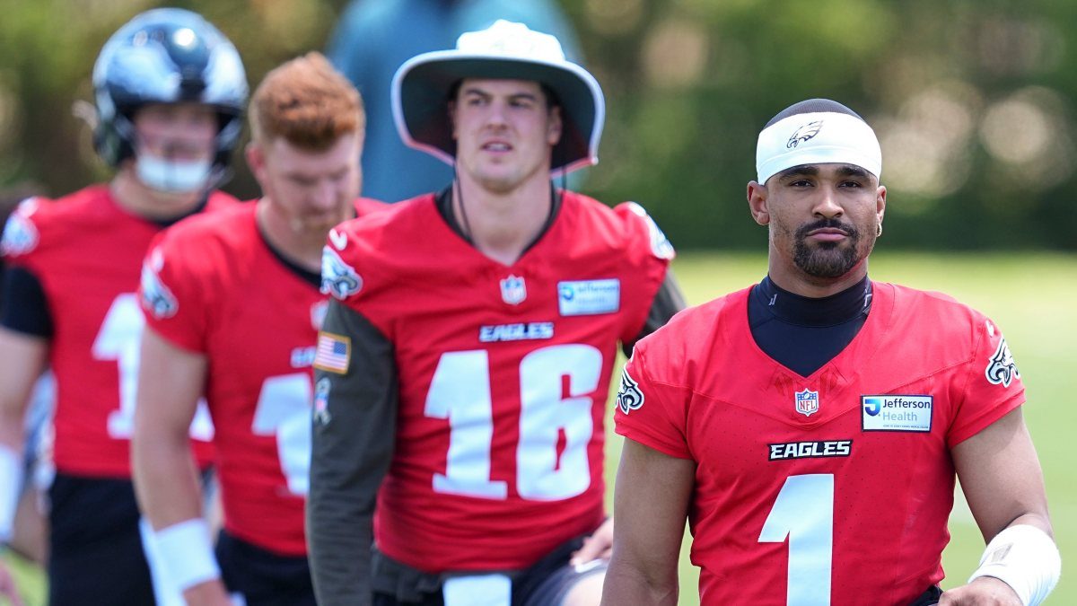 Eagles Make Surprising QB Decision for Matchup vs Commanders