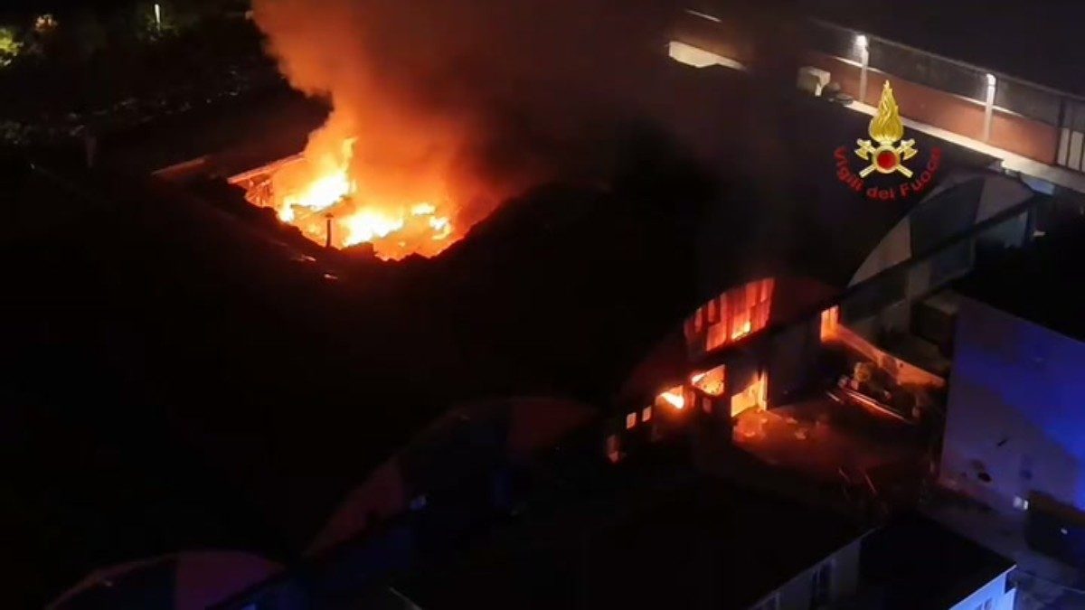 Enorme incendio in un’autorimessa a Pero (Milano), distrutto il capannone con Ferrari, Porsche e Bentley