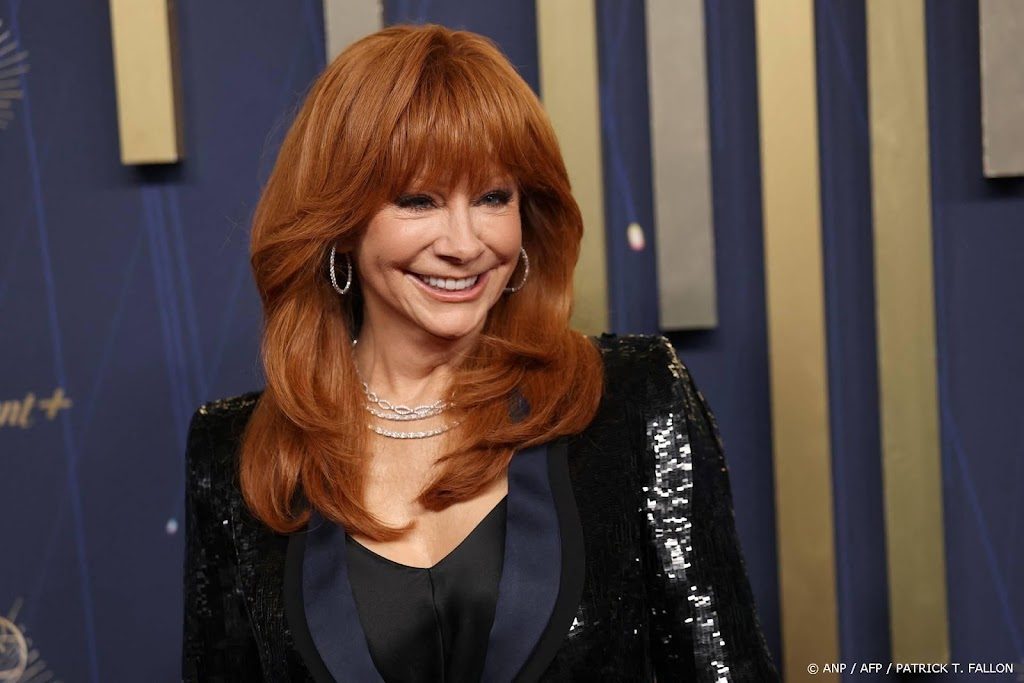 Reba McEntire zingt eerbetoon aan Dolly Parton tijdens Emmy's