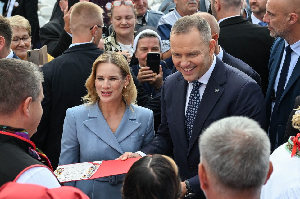 Prezydent Nawrocki bawi na dożynkach w Tryńczy. „Jest informowany na bieżąco”