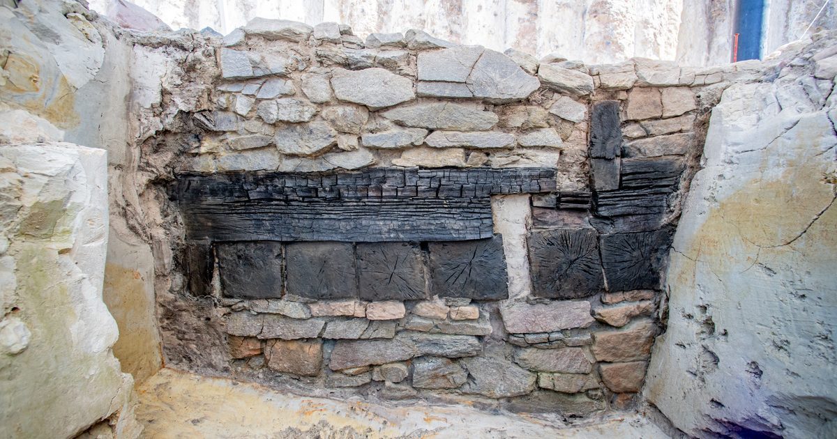 Robotnicy znaleźli pod ziemią 2400-letnie belki. Czy to zaginiony port Celtów?