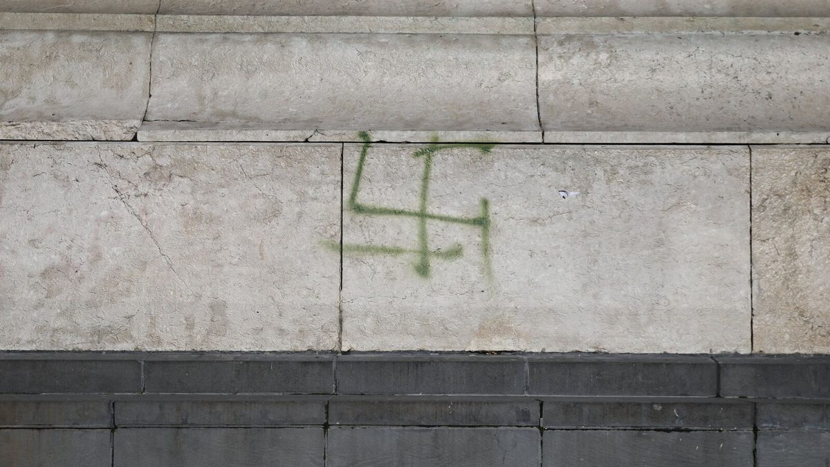 Un « acte abject » : une enquête ouverte à Bruxelles après la découverte d’une croix gammée sur une mosquée