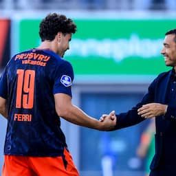 Feyenoord-spits Ferri krijgt bal van scheidsrechter na laat toegekende hattrick