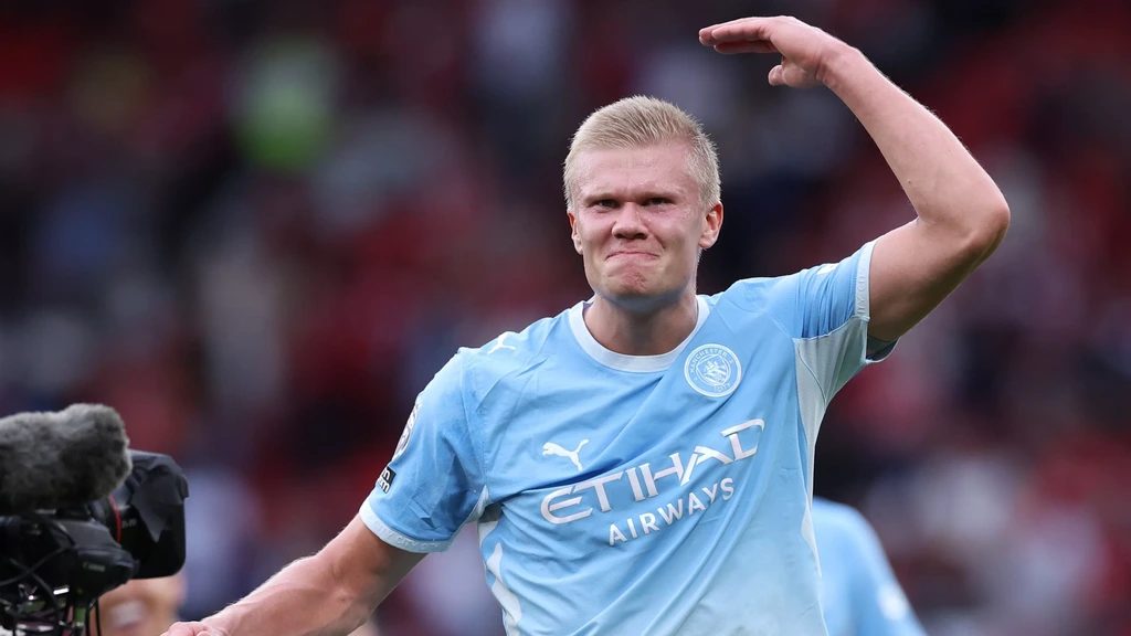Haaland bezorgt Manchester City zege op United, ondanks rode kaart Foden