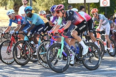 Enric Mas wint met Vuelta eerste grote ronde, Noor boekt verrassende ritzege in slotrit