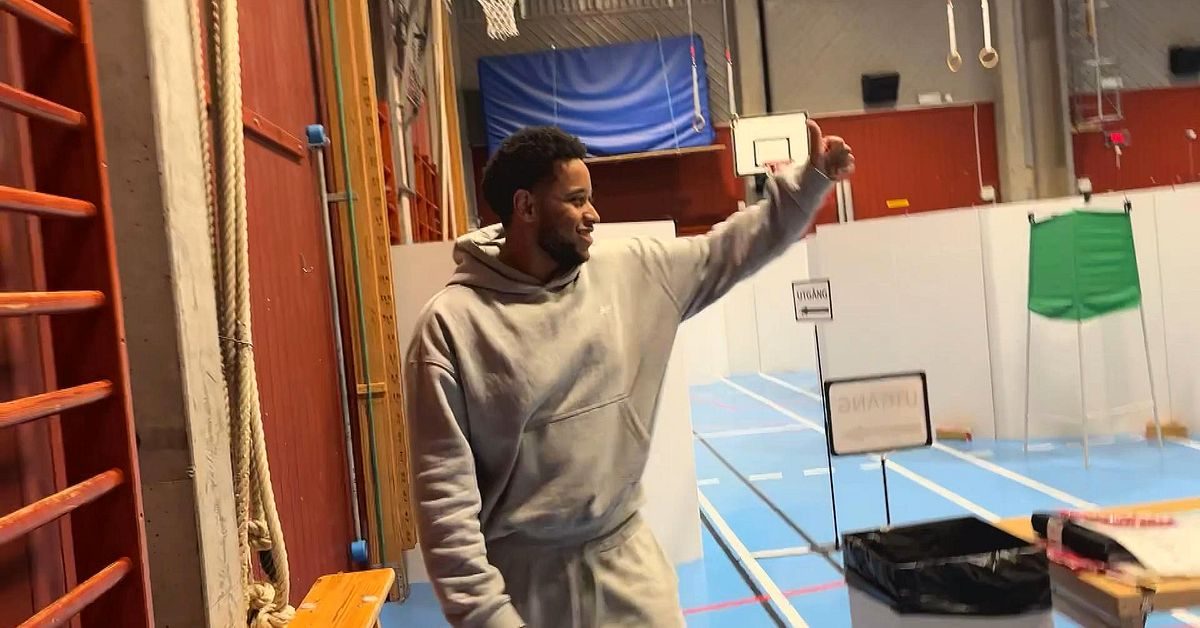 Här röstar Uel Mulughta, 23, i Umeå – troligen sist i landet