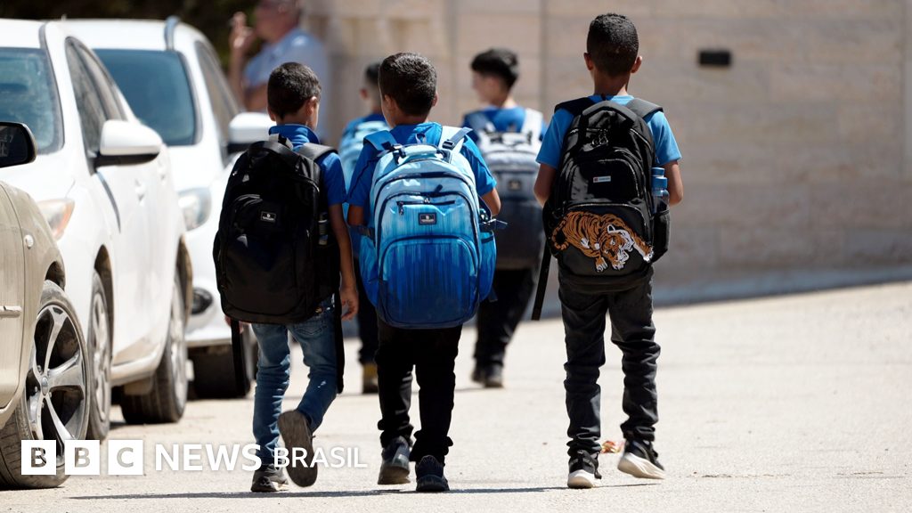 Os pais palestinos preocupados com ataques a escolas na Cisjordânia ocupada: 'O que fazer quando colonos atiram em seus…