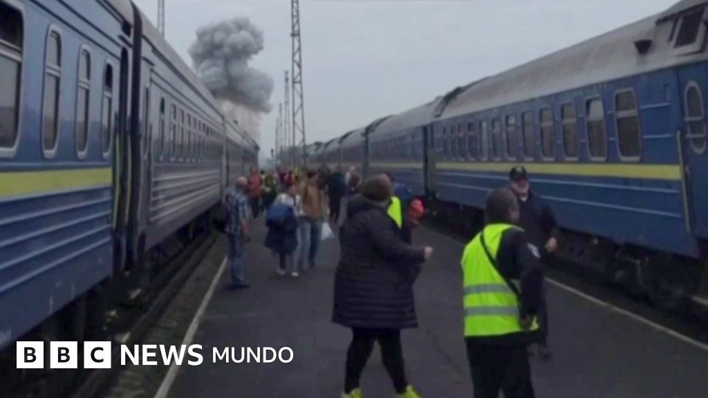 Rusia ataca un tren ucraniano poco después de que Boris Johnson y altos funcionarios europeos abandonaran la estación