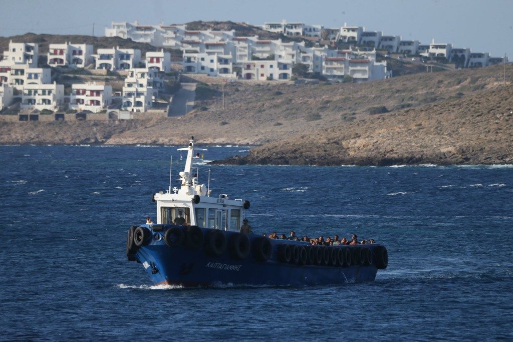 Zoektocht naar 25 mensen na zinken migrantenboot voor Grieks eiland