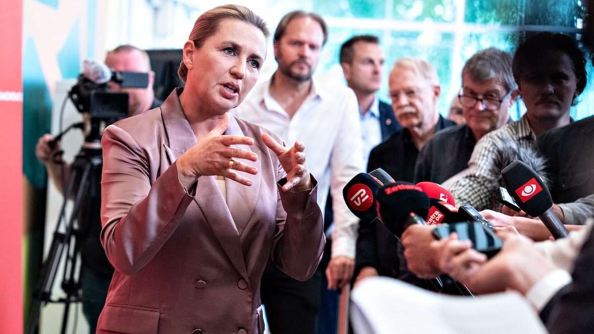 Analyse: Mette Frederiksen pustede selv til uro og fløjkrig - nu kæmper hun for at slå det ned igen