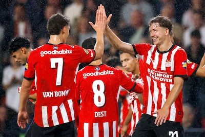 Sven Mijnans schittert met fraaie hattrick voor koploper PSV tegen zijn oude club Sparta