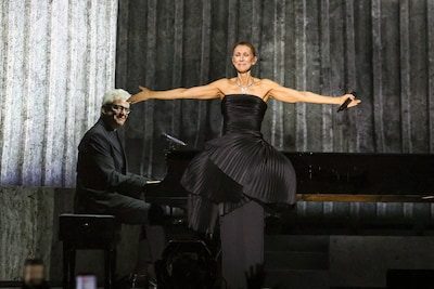 Peperduur juweel maakt de tongen los, modesites vol lof over Celine Dion: ‘Onvergetelijk fashionmoment’