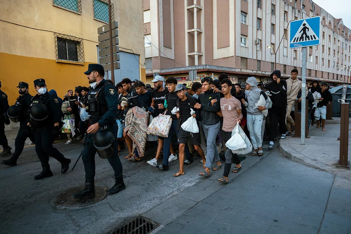 La policía traslada a cientos de migrantes de Ceuta a una nueva instalación acondicionada