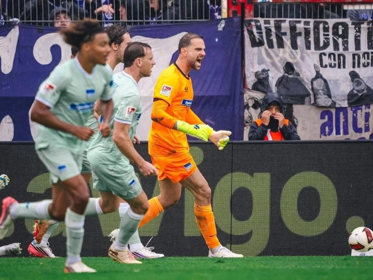 🦖 I’ve got no hands: keeper watches it in and concedes a bizarre 🇩🇪 goal