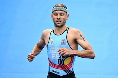 “Trots dat ik na mijn blessures op het podium sta”: titelverdediger Jelle Geens snelt naar bronzen medaille op WK halve…
