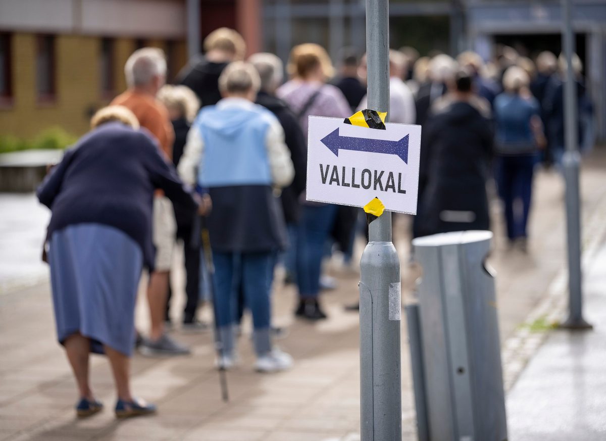 Over tre timer lang valgkø i Sverige : - En svikt i demokratiet
