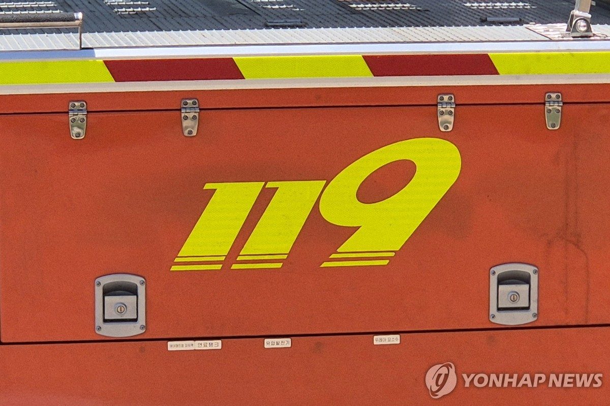 전주서 쓰레기 소각 중 주변 목재에 불붙어…60대 화상