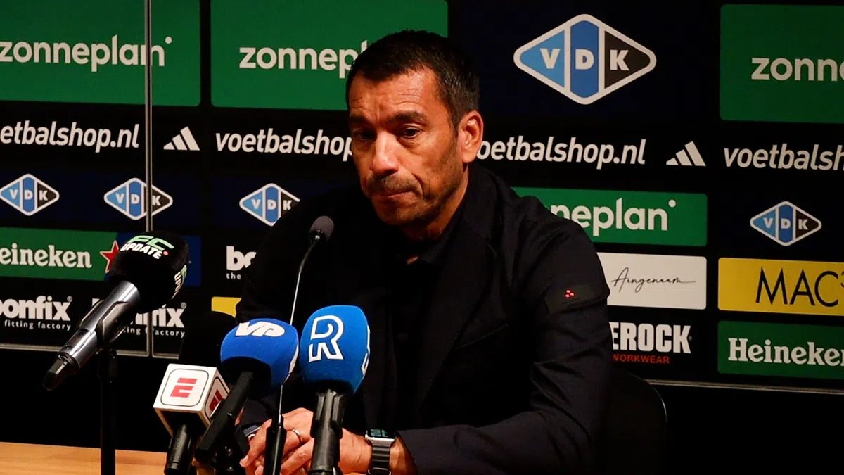 Van Bronckhorst zag zijn team nog nooit zo goed spelen: 'Heel hoog niveau'