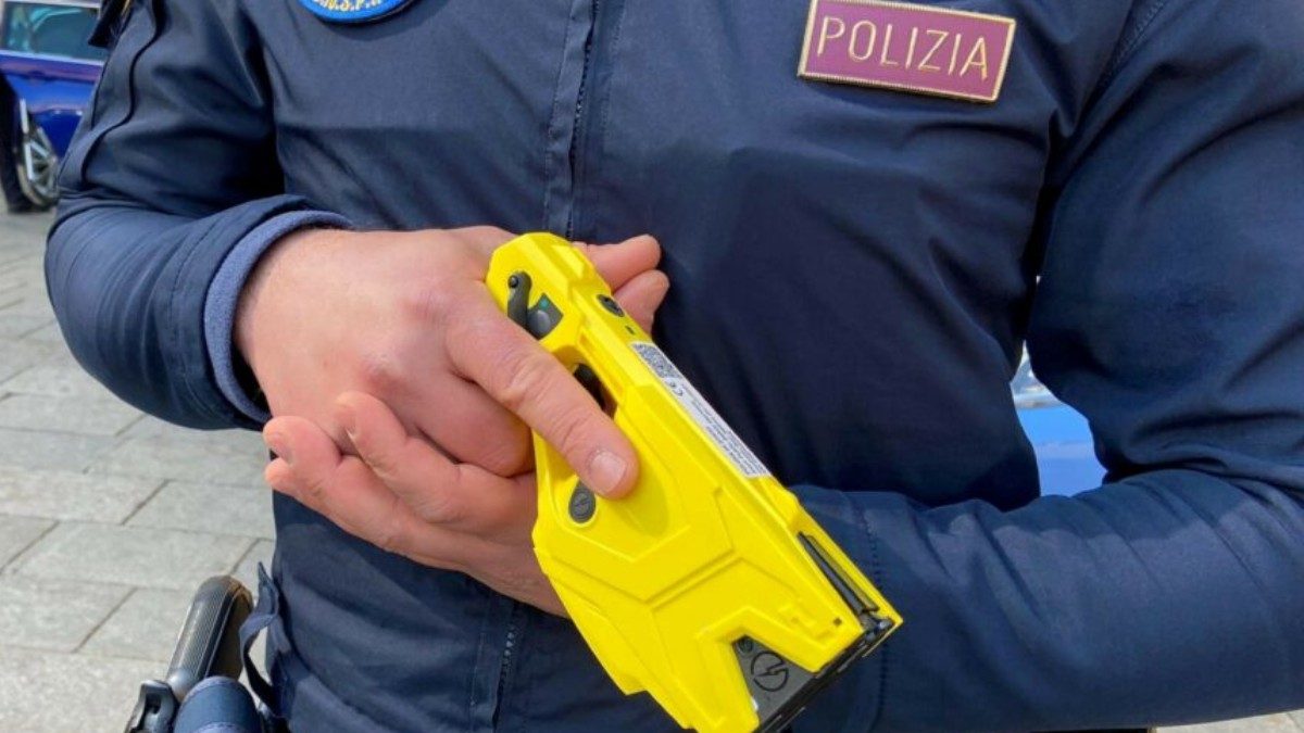 Nuda e con un coltello in strada a Roma, bloccata dalla polizia con il taser