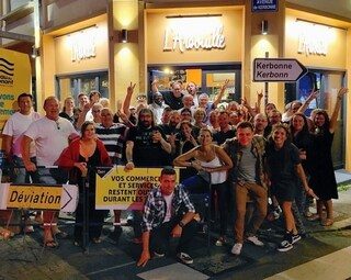 «Vaut mieux en rire» : en Bretagne, cette patronne de bar fait une soirée chantier avec les ouvriers qui bloquent sa rue