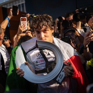 Kimi Antonelli wint ook in Madrid, Max Verstappen eindigt als tweede