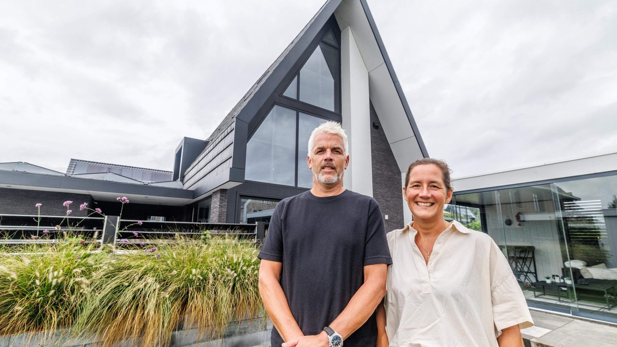 Joyce (45) en Kees (47) wonen in villa met permanent vakantiegevoel: ’De glazenwasser heeft hier wel een uitdaging’