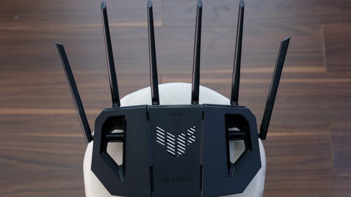 Why do routers have so many antennas?