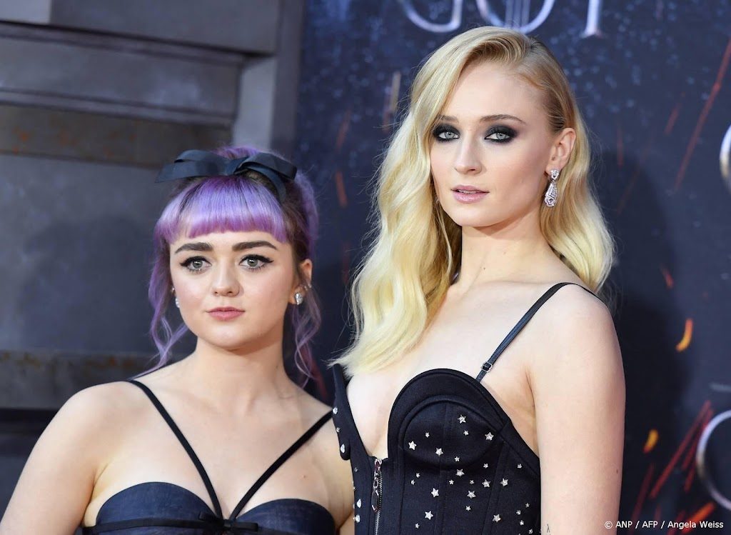 Maisie Williams en Sophie Turner zoeken samen naar nieuw script