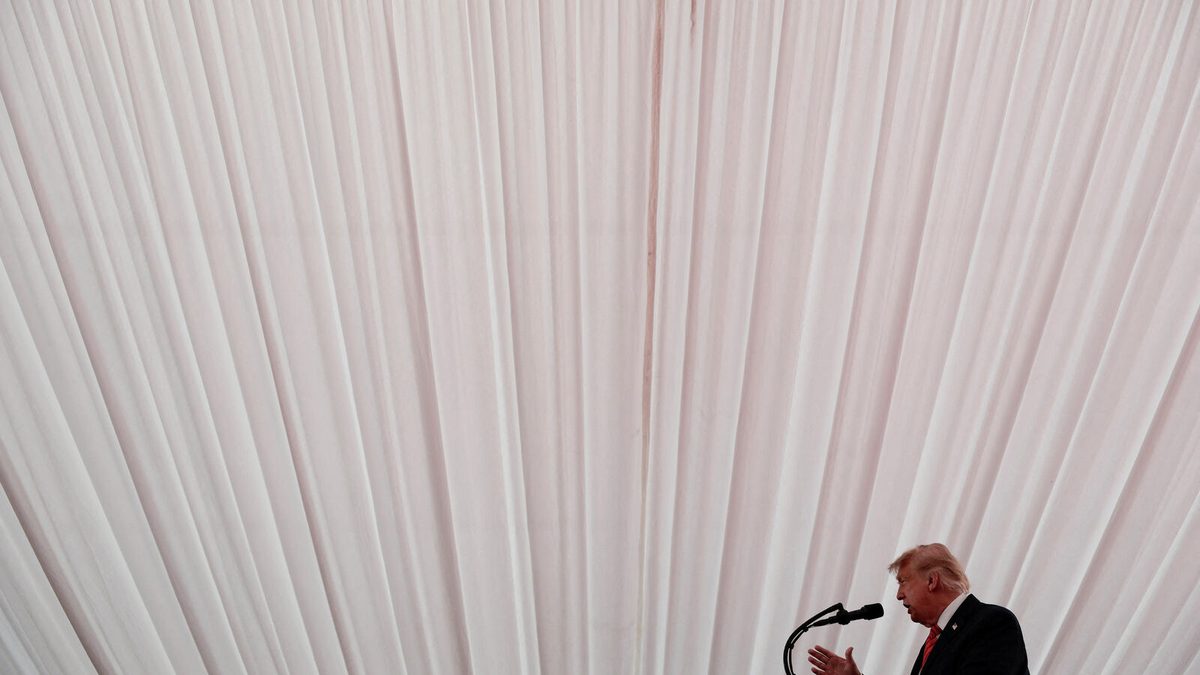 « Vous savez qui me l’a donné ? » : dans le Bureau ovale, même le téléphone de Donald Trump s’est paré d’or, et porte l…