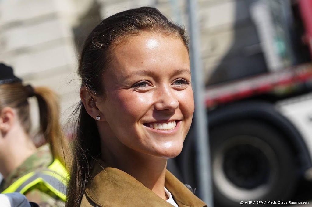 Deense royals bezoeken prinses Isabella tijdens dienstplicht