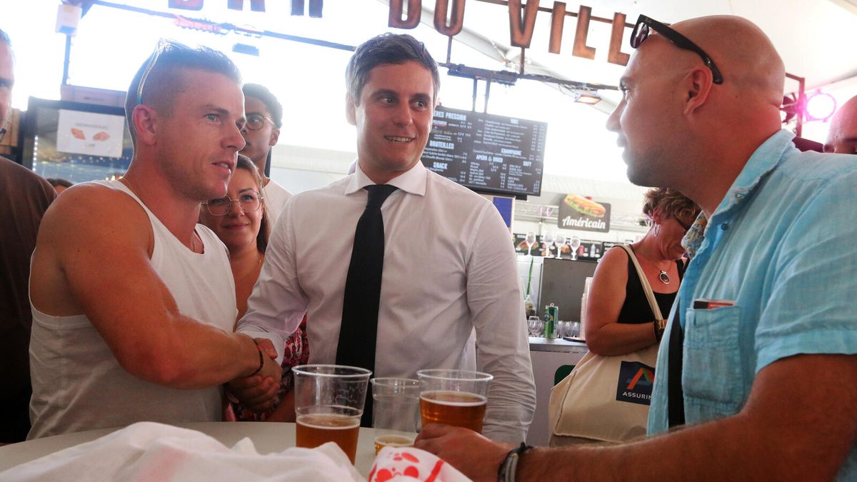 « Je fais tout pour réveiller cette campagne » : dans les bistrots, Gabriel Attal ne lève pas le pied