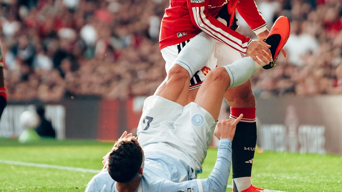 Rot im Manchester-Derby - ManCity-Star fliegt für Brutalo-Tritt