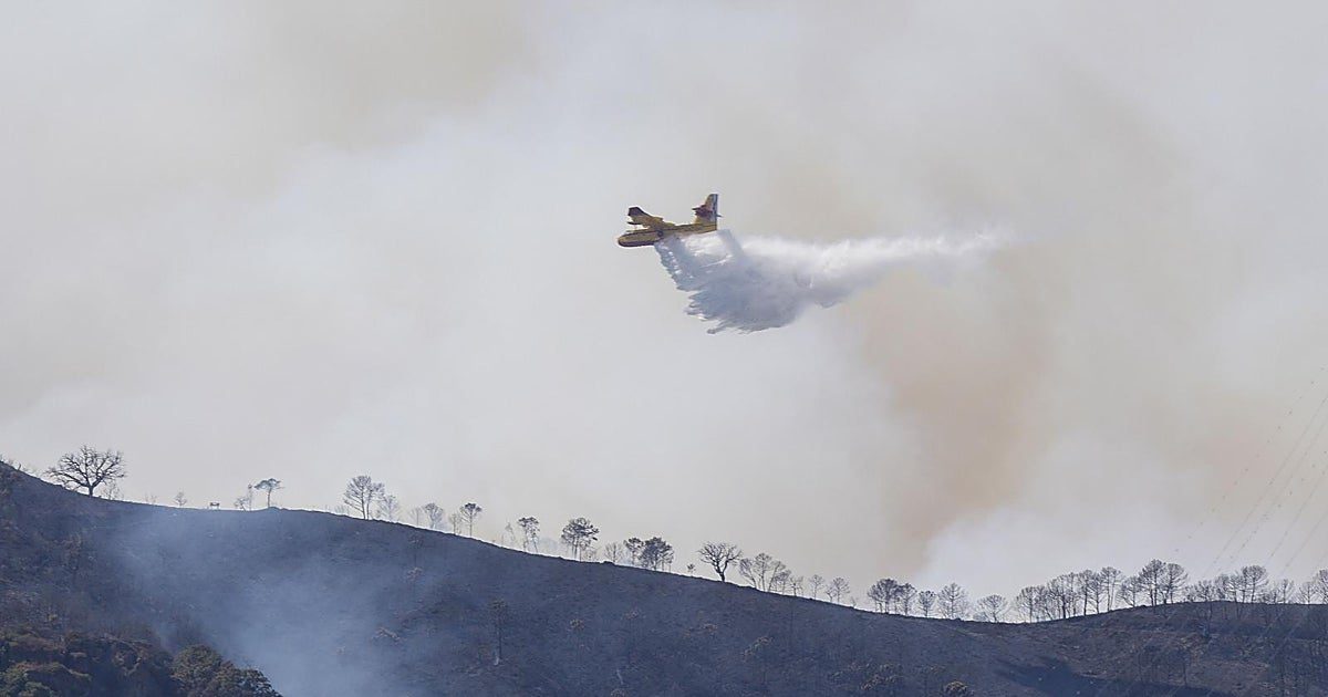 Un incendio en Benahavís deja 50 desalojados, tres heridos y un pueblo confinado en Málaga
