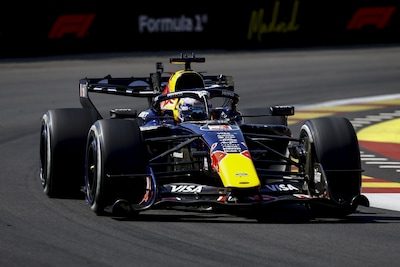 Max Verstappen voor tweede weekend op rij naar het podium, Kimi Antonelli wint dankzij fout McLaren