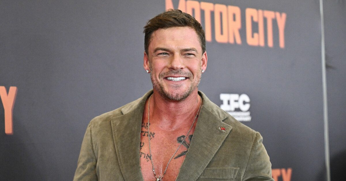 Alan Ritchson (43) er skilt etter 20 år
