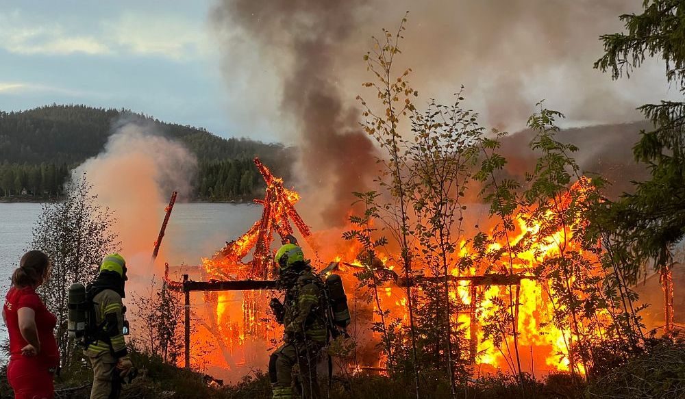 Hytte overtent - prøver å berge uthus