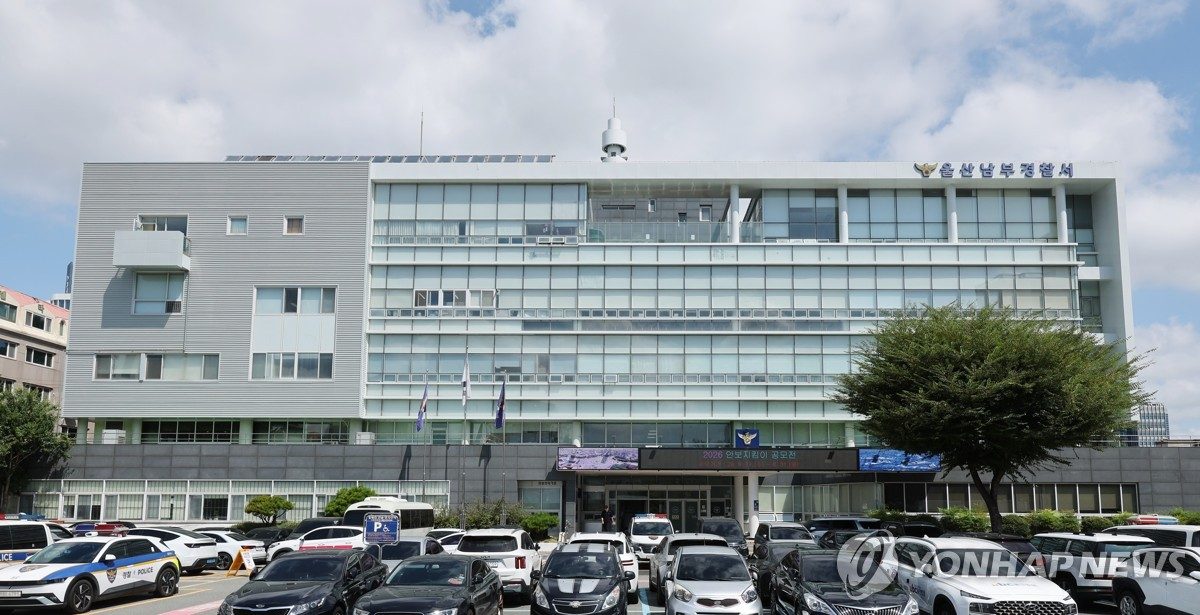 성인PC방서 돈 잃자 종업원 위협해 강도질…30대 2명 구속