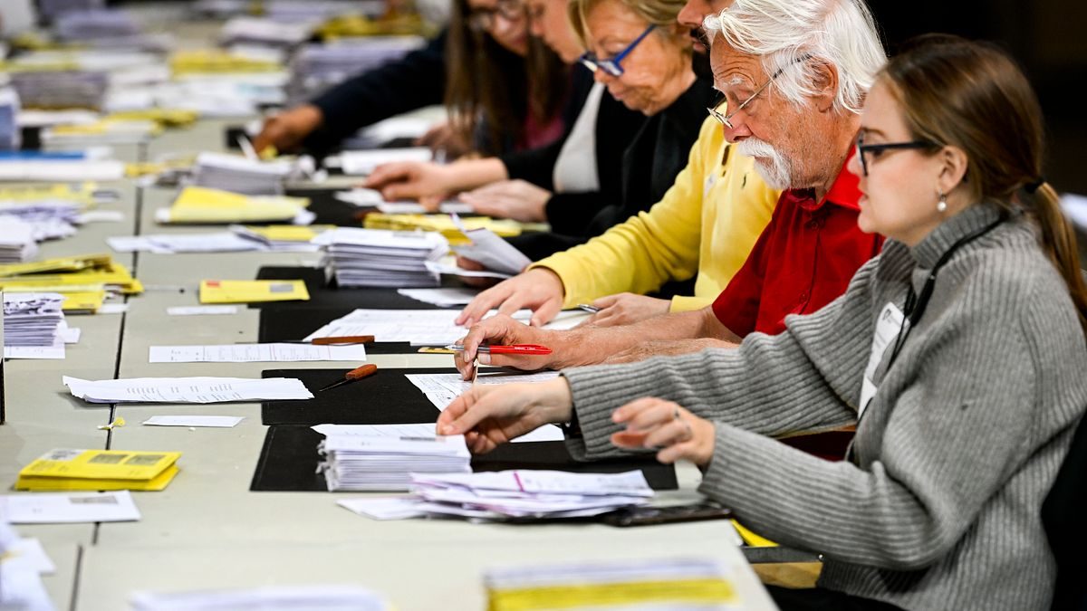 Rösterna räknas två gånger – så går det till