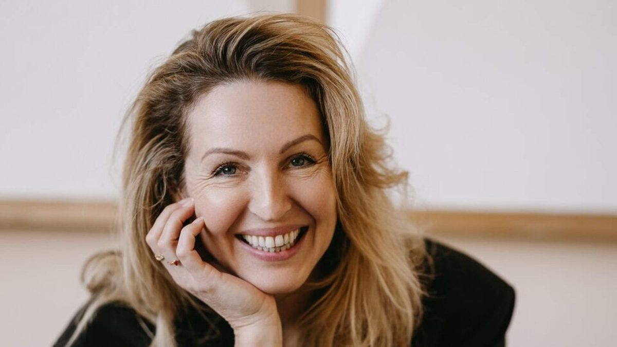 Debby (48) fileert datingapps: ’Tinder is een soort fruitmachine, nóg een leukere man, nóg een aantrekkelijkere vrouw’