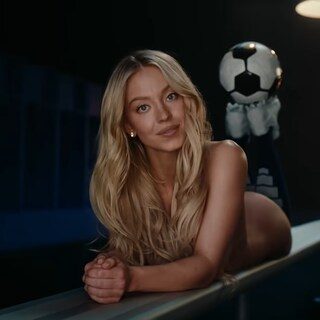 Topsportsters halen uit naar gokreclame met zo goed als naakte Sydney Sweeney: ‘Een regelrechte grap’