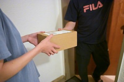 Namen en adressen van Bijenkorf-klanten ingezien door onbevoegden na datalek bij logistieke partner: “Verhoogd risico o…