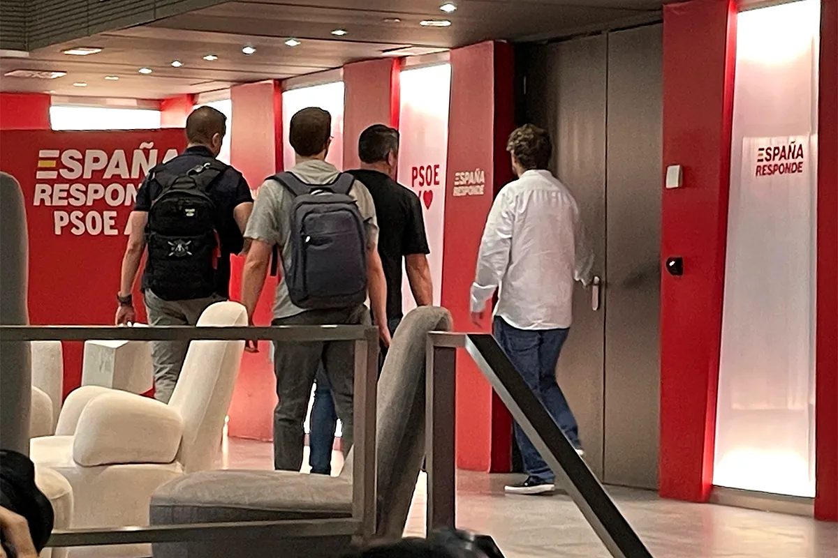 El Tribunal de Cuentas entrega al juez un 'pendrive' con el nombre y apellidos de los donantes del PSOE en la investiga…