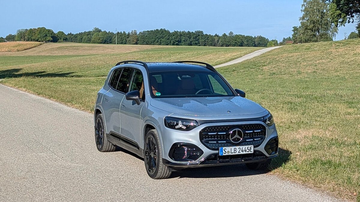heise+ | E-Auto Mercedes GLB 250+ im Test: Was das SUV besser als die Limousine macht
