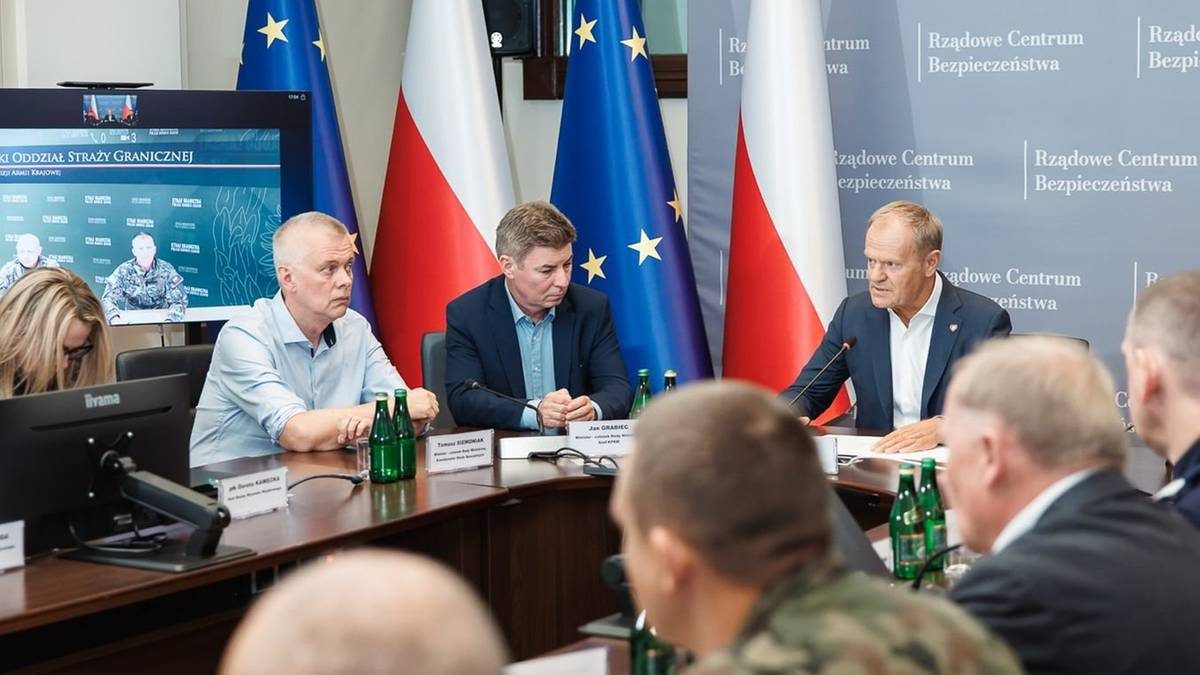 Minister Tomasz Siemoniak po specjalnej naradzie: Wojsko w pełnej gotowości