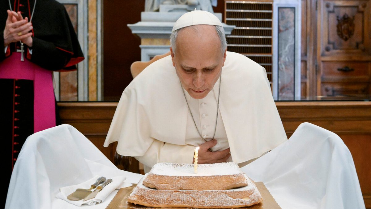 Torta e spumante per il compleanno del Papa