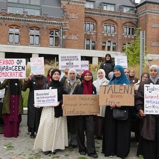 Lerares ontslagen om hoofddoek: waarom rechtbank en mensenrechteninstituut anders oordelen over neutraliteit